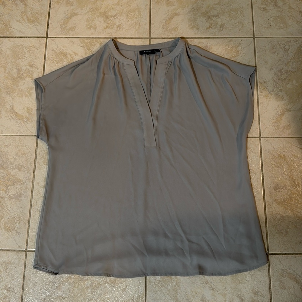 Apt 9. Women’s gray blouse. Size large